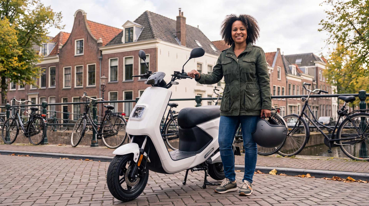 Verschil brommer en scooter: vrouw met IVA E-GO S4 elektrische scooter in Utrecht
