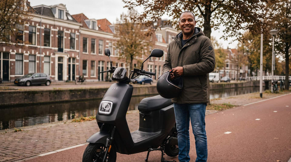 Scooter rijbewijs leeftijd: man met IVA E-GO S4 2.0 scooter in Rotterdam