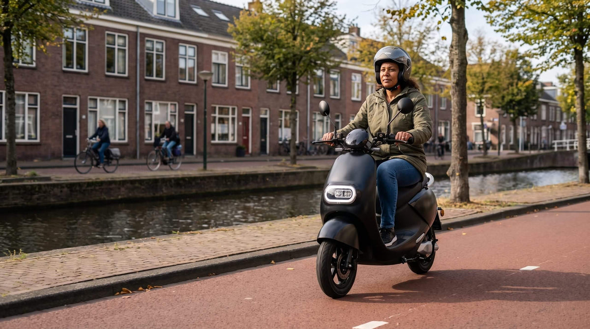 Scooter op fietspad: mag het? – snorfiets op een Utrechts fietspad langs de gracht