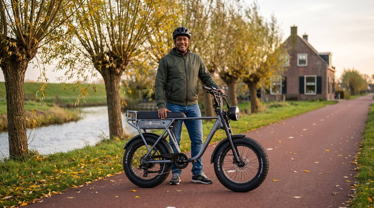 Jongere met helm op een fatbike op een fietspad, een beeld bij de helmplicht fatbike