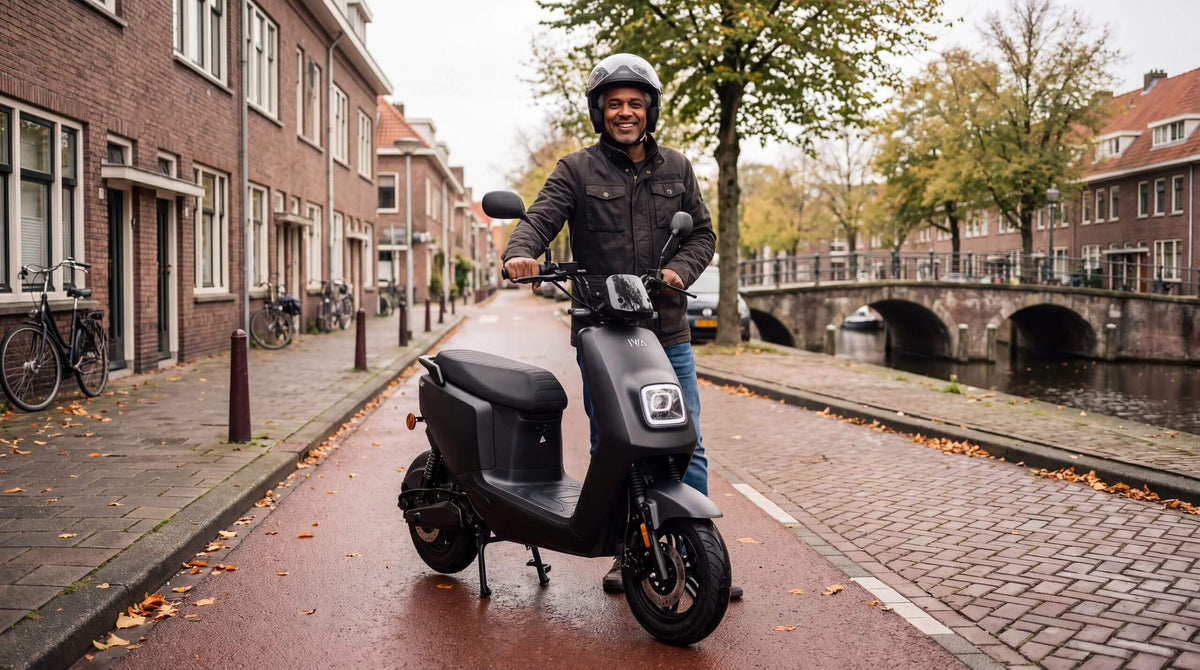 Elektrische brommer kopen in 2026 – man bij een IVA E-GO S4 2.0 elektrische scooter in Nederlandse straat
