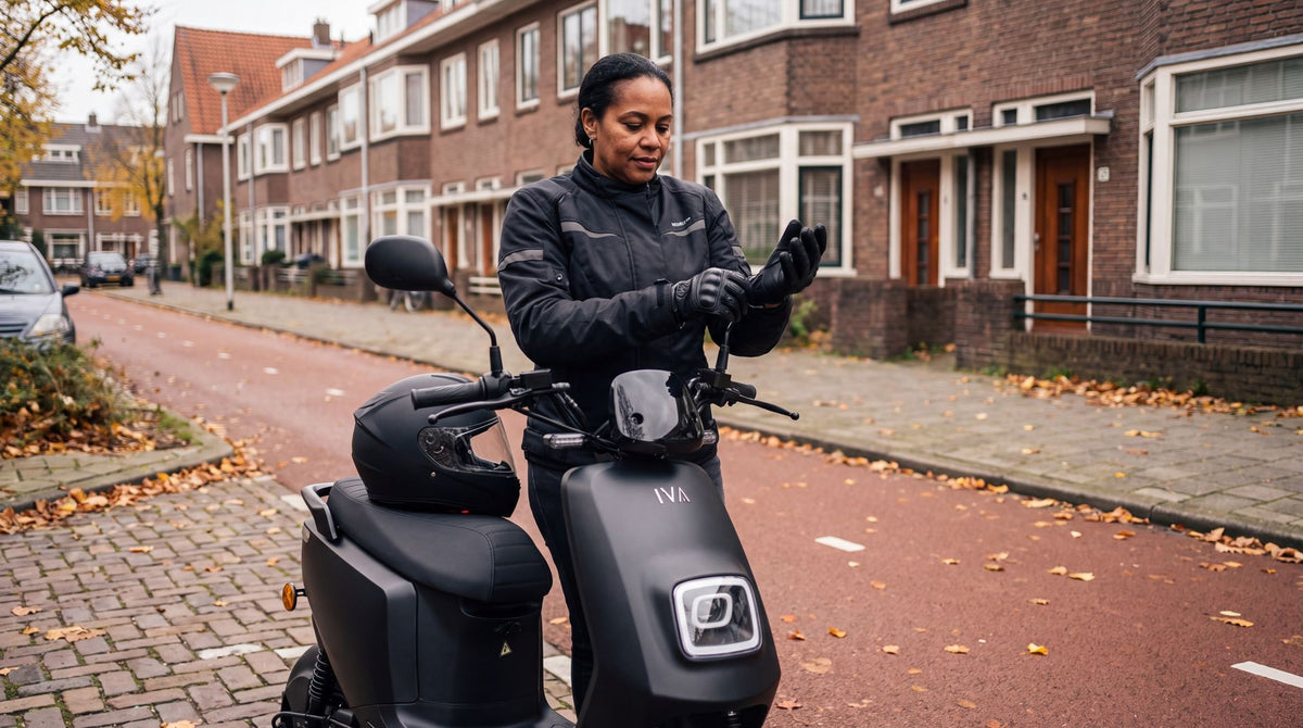 Scooterrijder in jas, handschoenen en helm klaar voor de rit - scooter kleding
