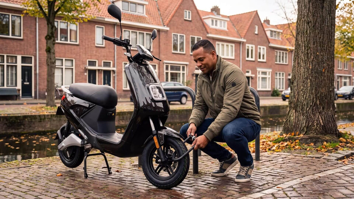 Man zet zijn IVA E-GO S4 scooter op slot in een Nederlandse woonstraat, goedkope scooterverzekering
