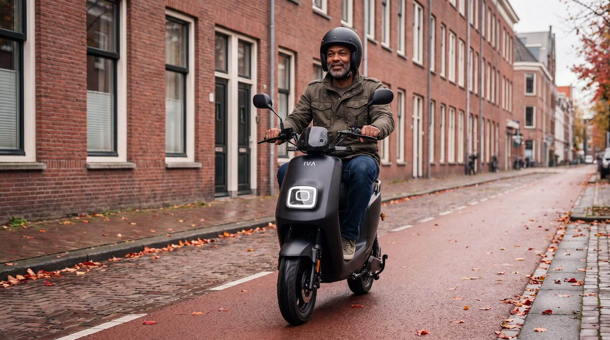 Scooterrijder in de stad die zich aan de maximumsnelheid houdt voor een scooter