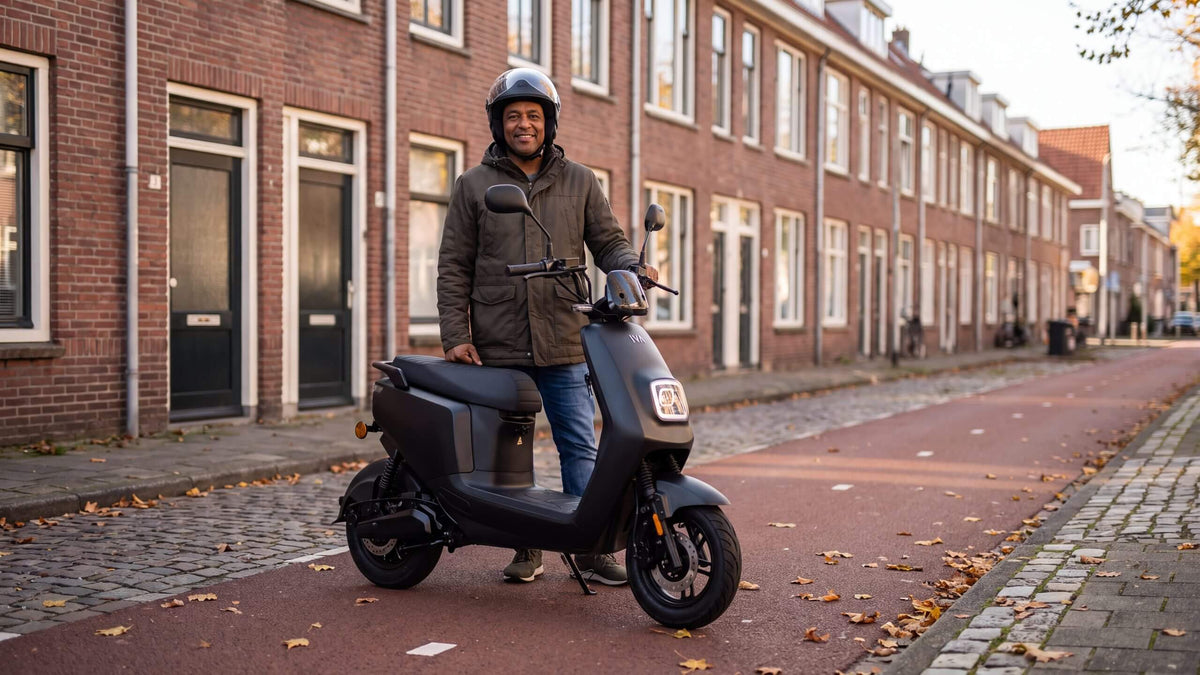 Yamaha scooter kopen in 2026 – man naast een elektrische IVA E-GO S4 2.0 scooter in een straat in Rotterdam