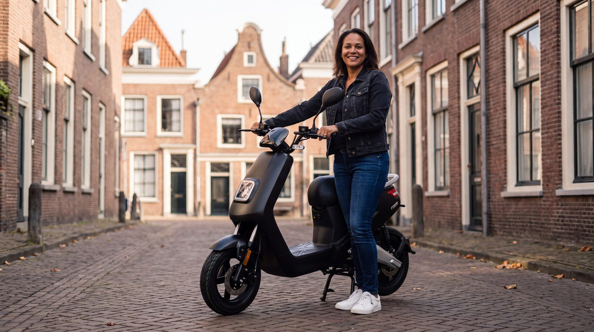 Scooter total loss: vrouw staat met haar nieuwe IVA E-GO S4 scooter in Dordrecht