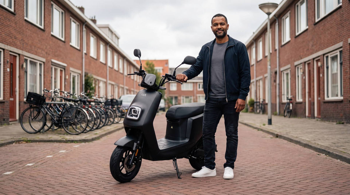 Scooter op afbetaling in 2026 - man bij een matzwarte elektrische scooter in een Rotterdamse straat