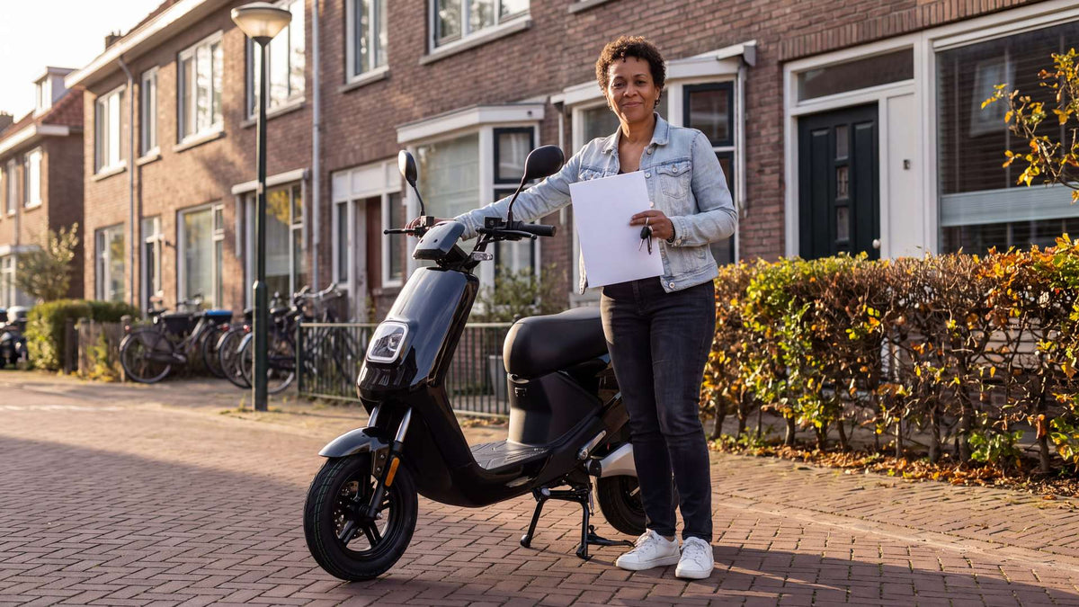 Vrouw met het vrijwaringsbewijs van haar scooter naast een zwarte elektrische scooter in een Nederlandse straat