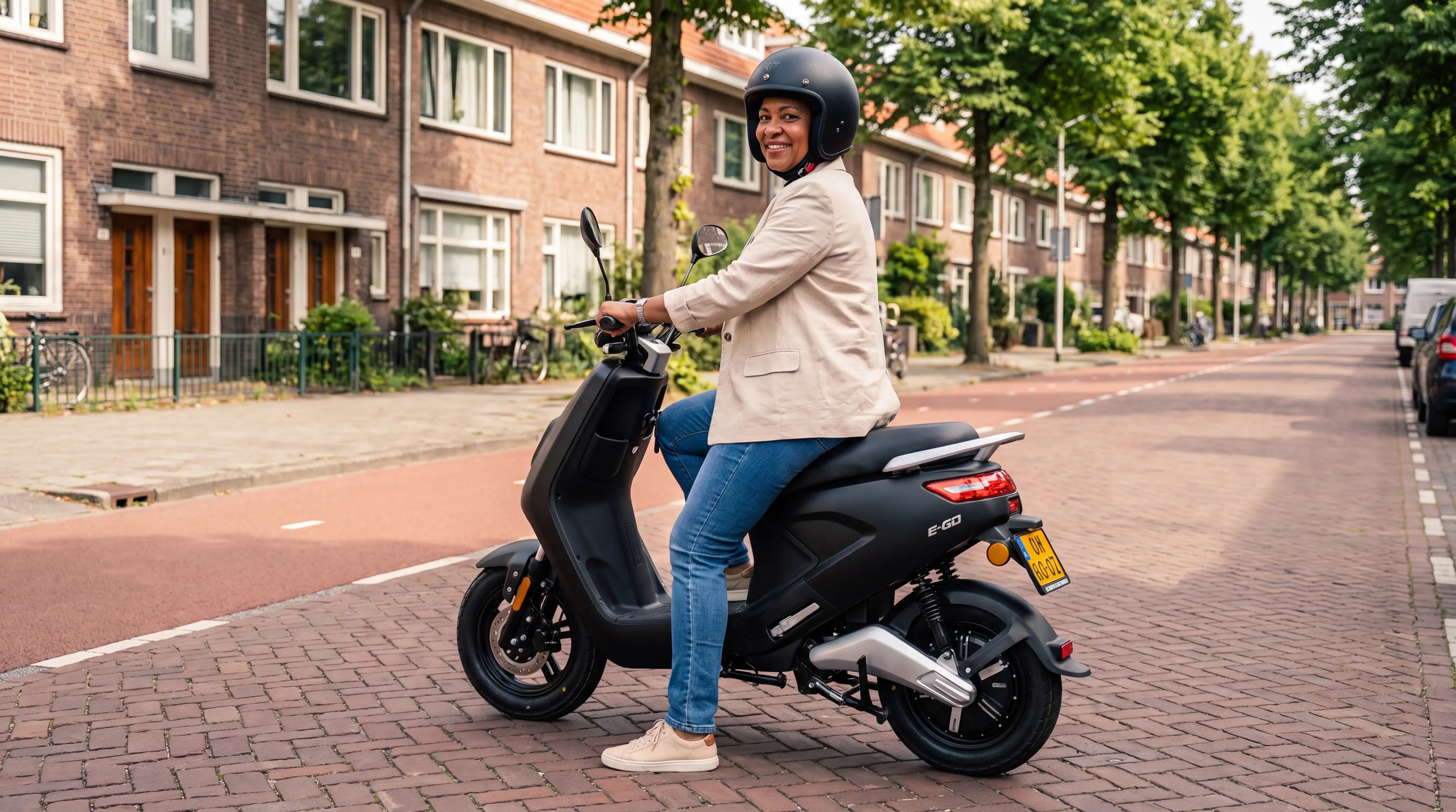 Geel of blauw kenteken – elektrische retro scooter met kentekenplaat in een Rotterdamse straat