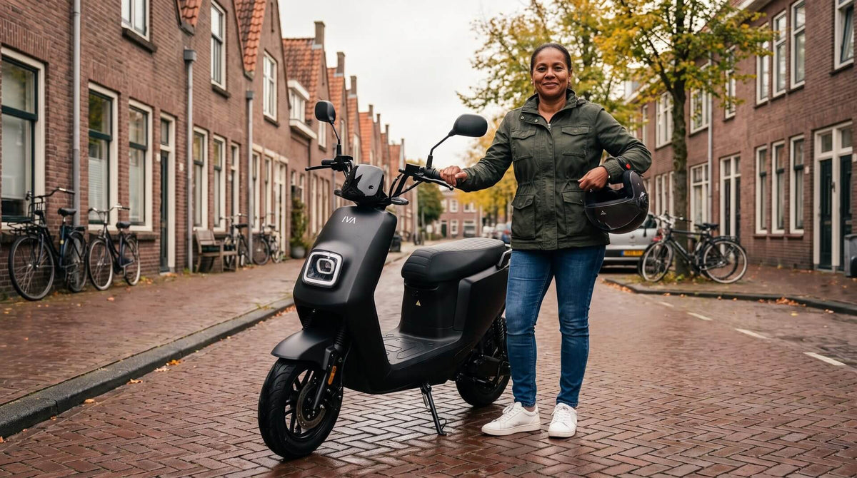 Scooter garantie: vrouw naast matzwarte IVA E-GO S4 2.0 elektrische scooter in een Nederlandse straat