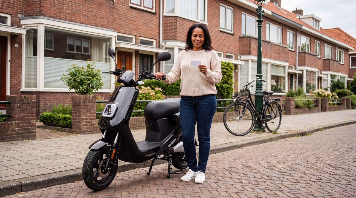Vrouw naast haar zwarte IVA E-GO S4 scooter met de kentekencard in haar hand in een Nederlandse straat