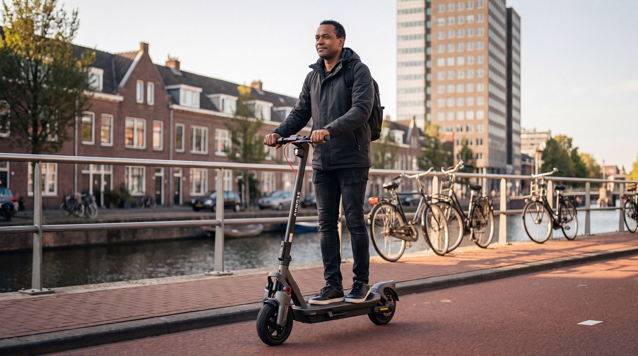 Man rijdt op de Segway Ninebot Max G3 NL elektrische step over een Nederlands fietspad