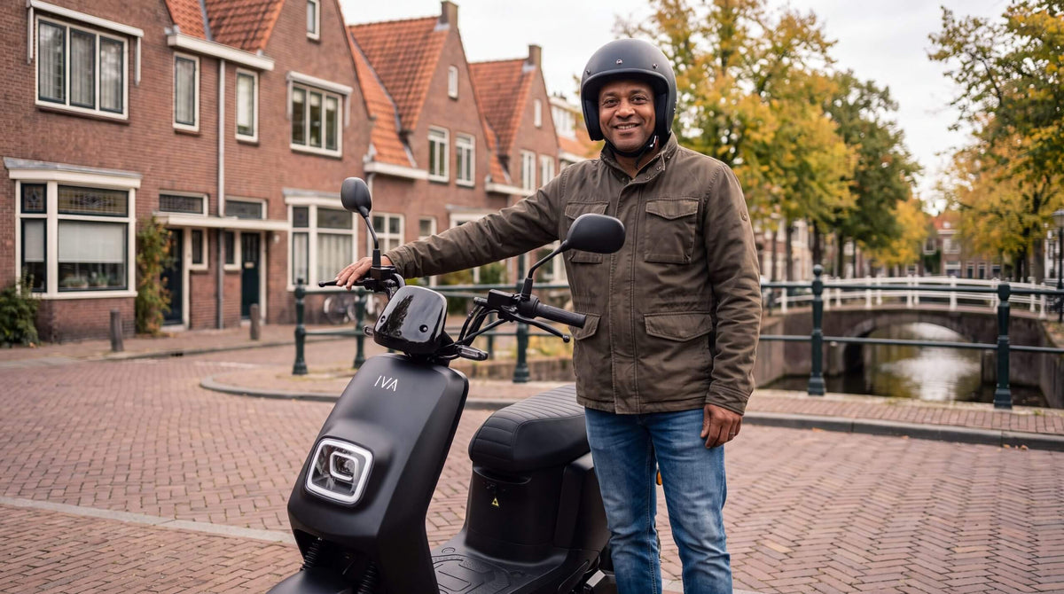 Scooter keuren bij de RDW: man bij een IVA E-GO S4 2.0 scooter in Dordrecht