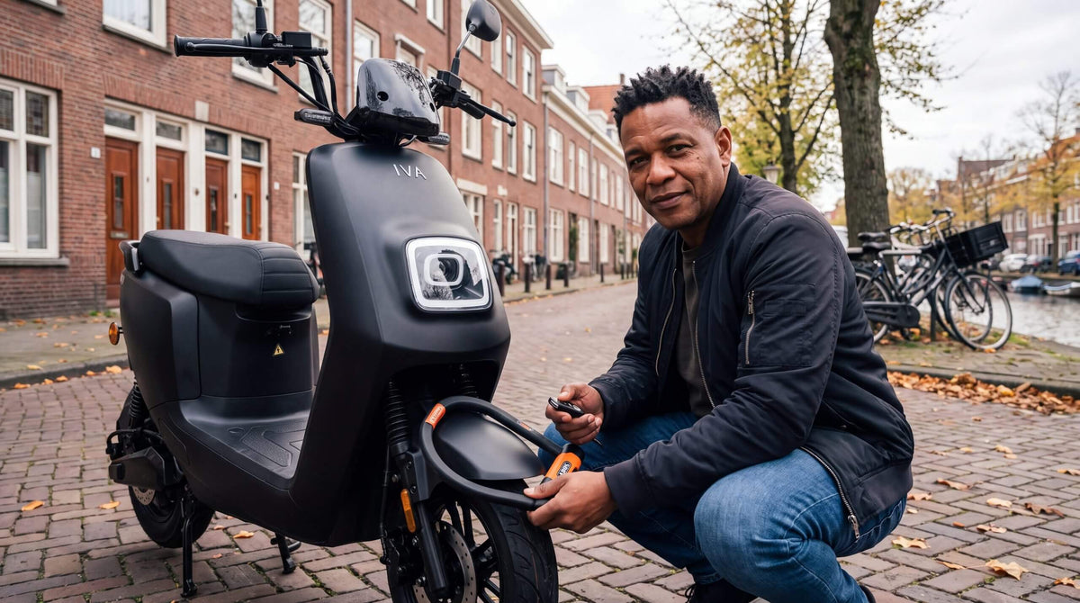 Man zet zijn IVA E-GO S4 2.0 scooter op slot, scooter alarm kiezen