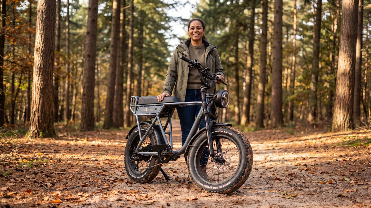 Fatbike met dikke banden op een bospad, hoofdonderwerp fatbike banden