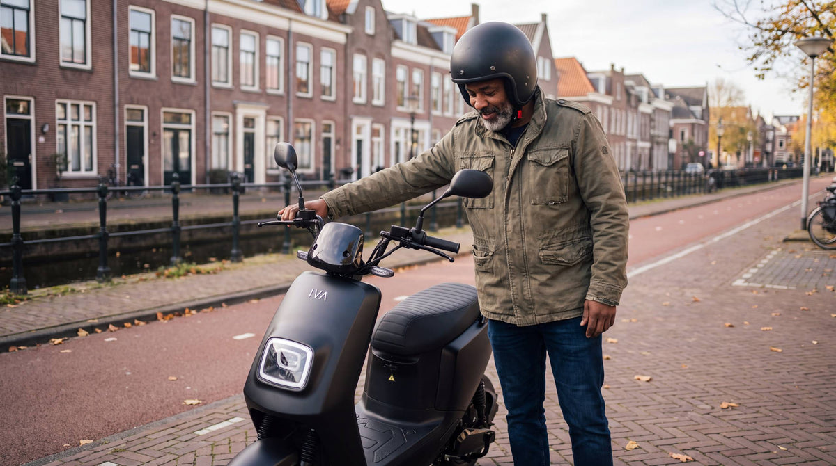 Elektrische scooter tweedehands kopen: man bij een IVA E-GO S4 2.0 in Utrecht