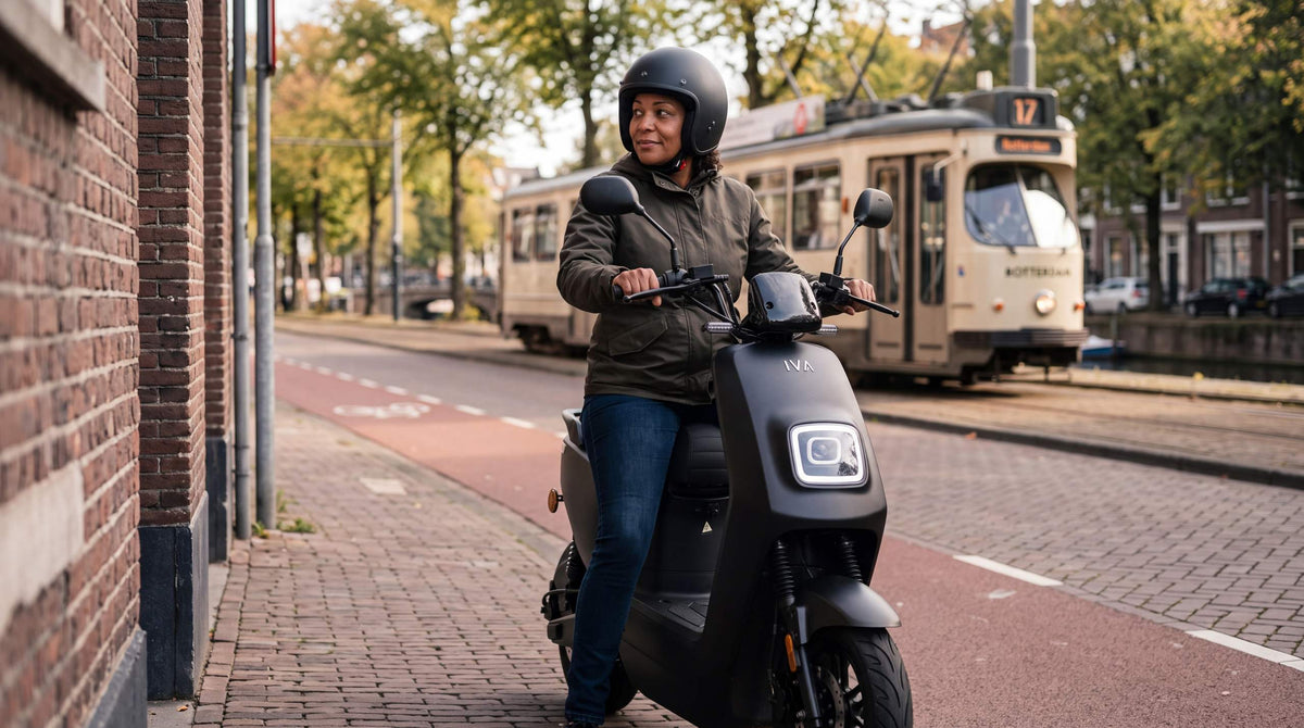 Scooter spiegel verplicht: vrouw kijkt in de linkerspiegel van een IVA E-GO S4 2.0 scooter in Rotterdam