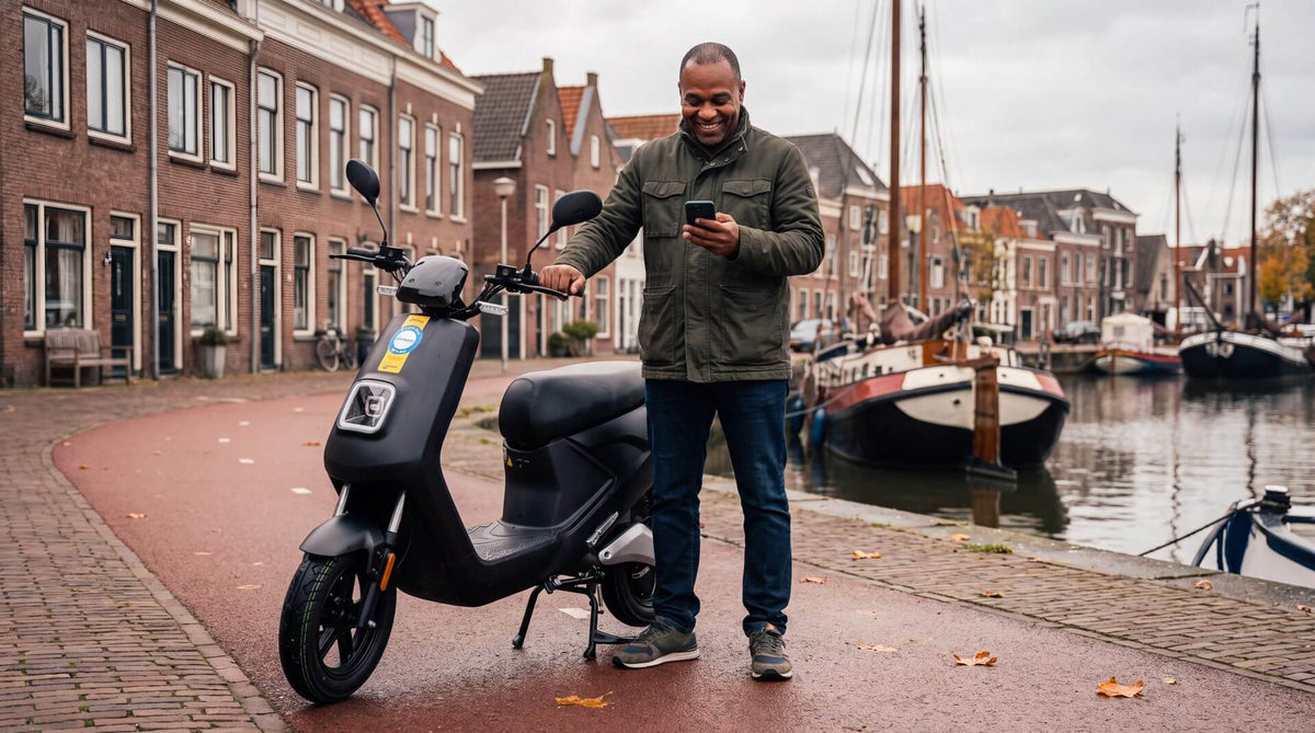 Scooter huren of kopen? Man met IVA E-GO S4 elektrische scooter langs de gracht in Dordrecht