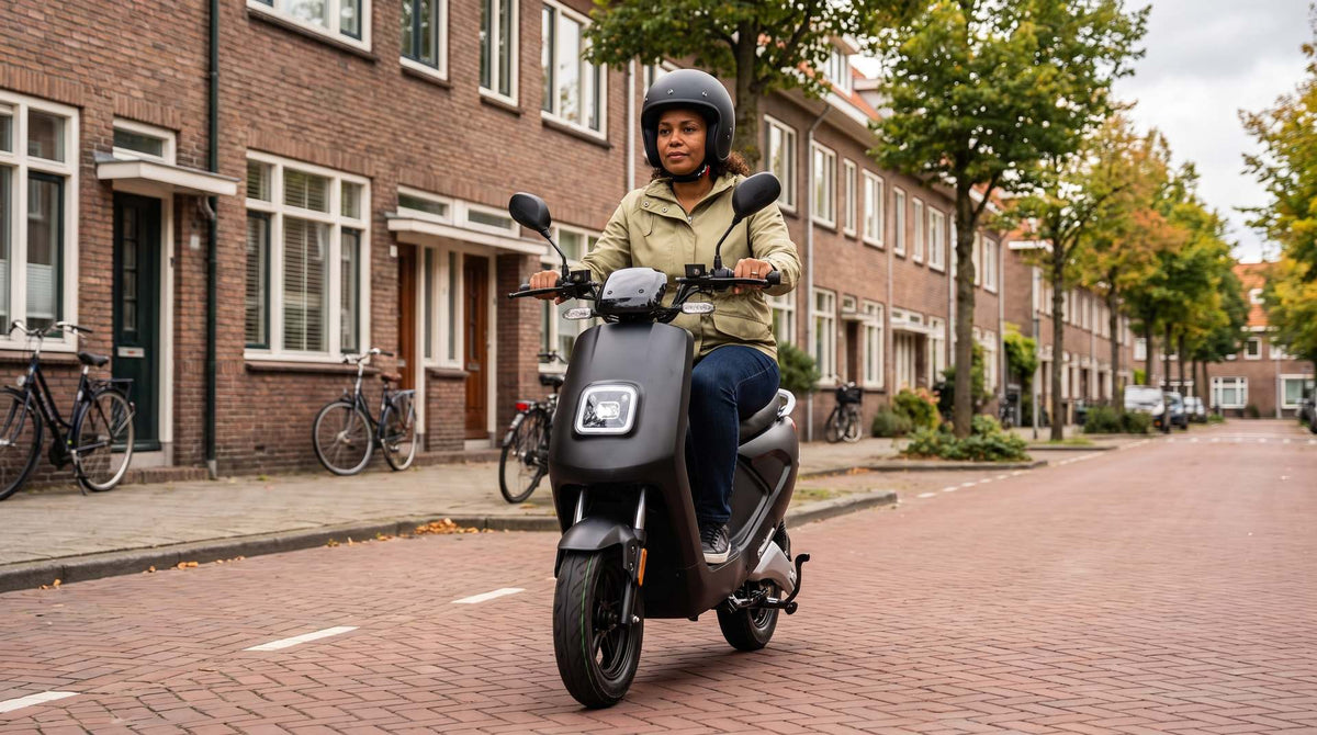 Praktijkexamen scooter: vrouw rijdt op een matzwarte elektrische snorscooter door een Nederlandse woonstraat