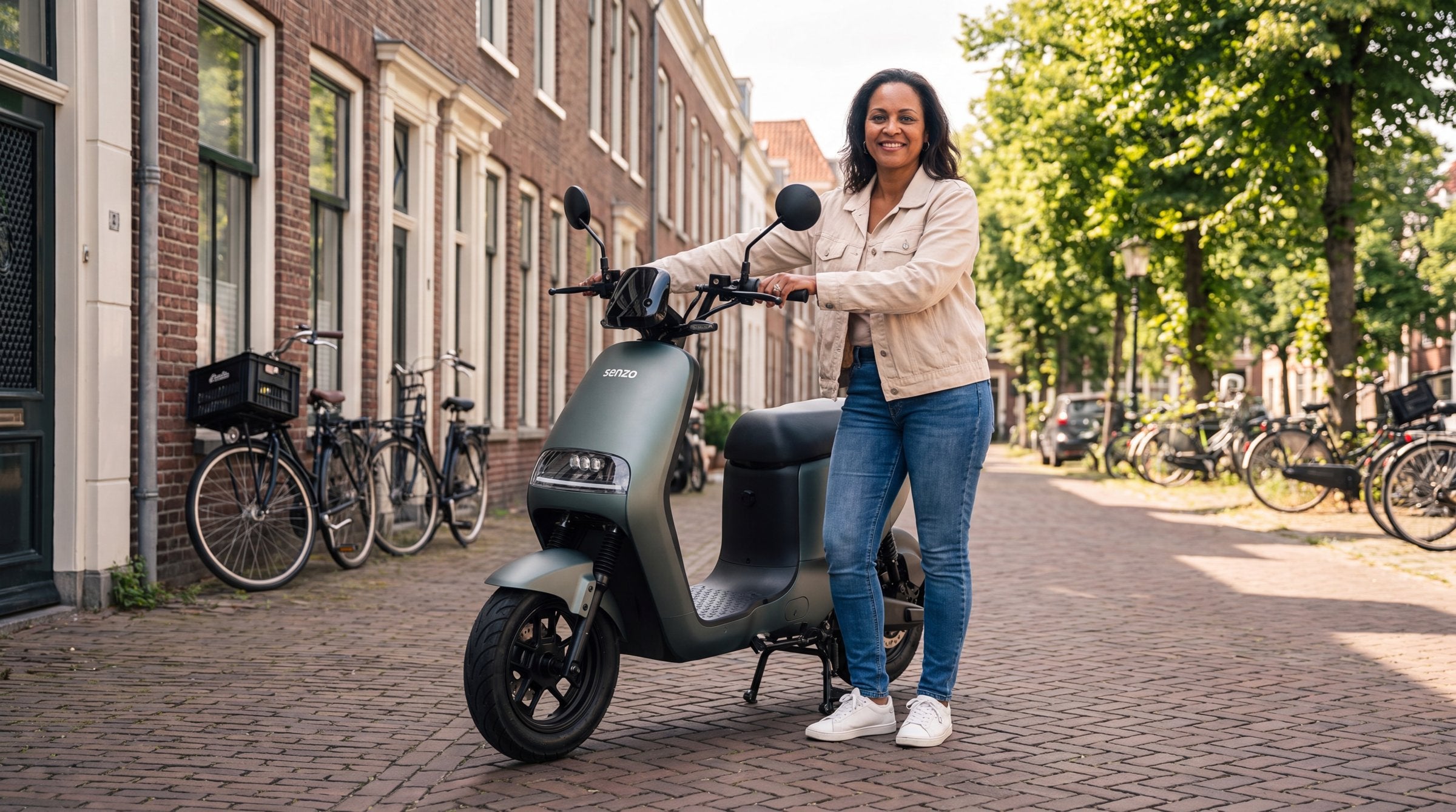 Scooter rijbewijs kosten 2026 – vrouw naast matgroene Senzo Balance 2.0 elektrische scooter in Nederlandse straat