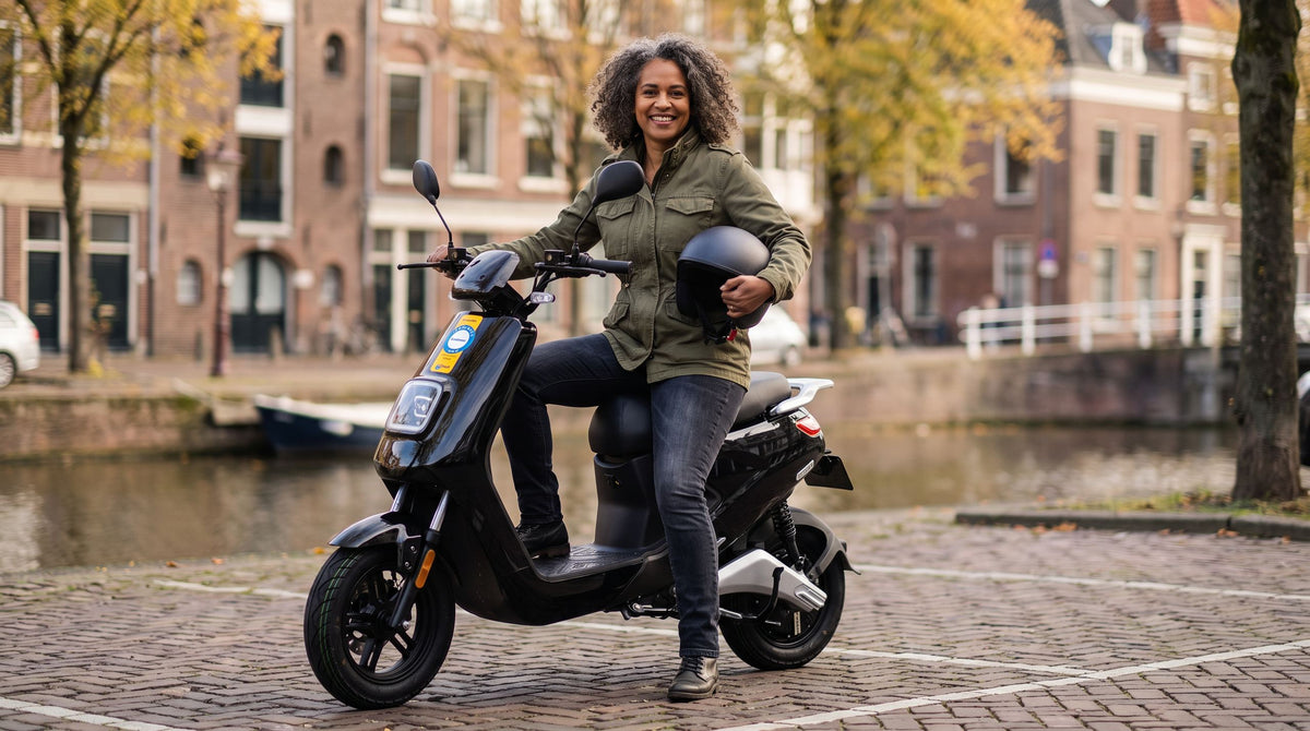 Is scooter rijden moeilijk? Vrouw op een IVA E-GO S4 elektrische scooter aan een Rotterdamse gracht