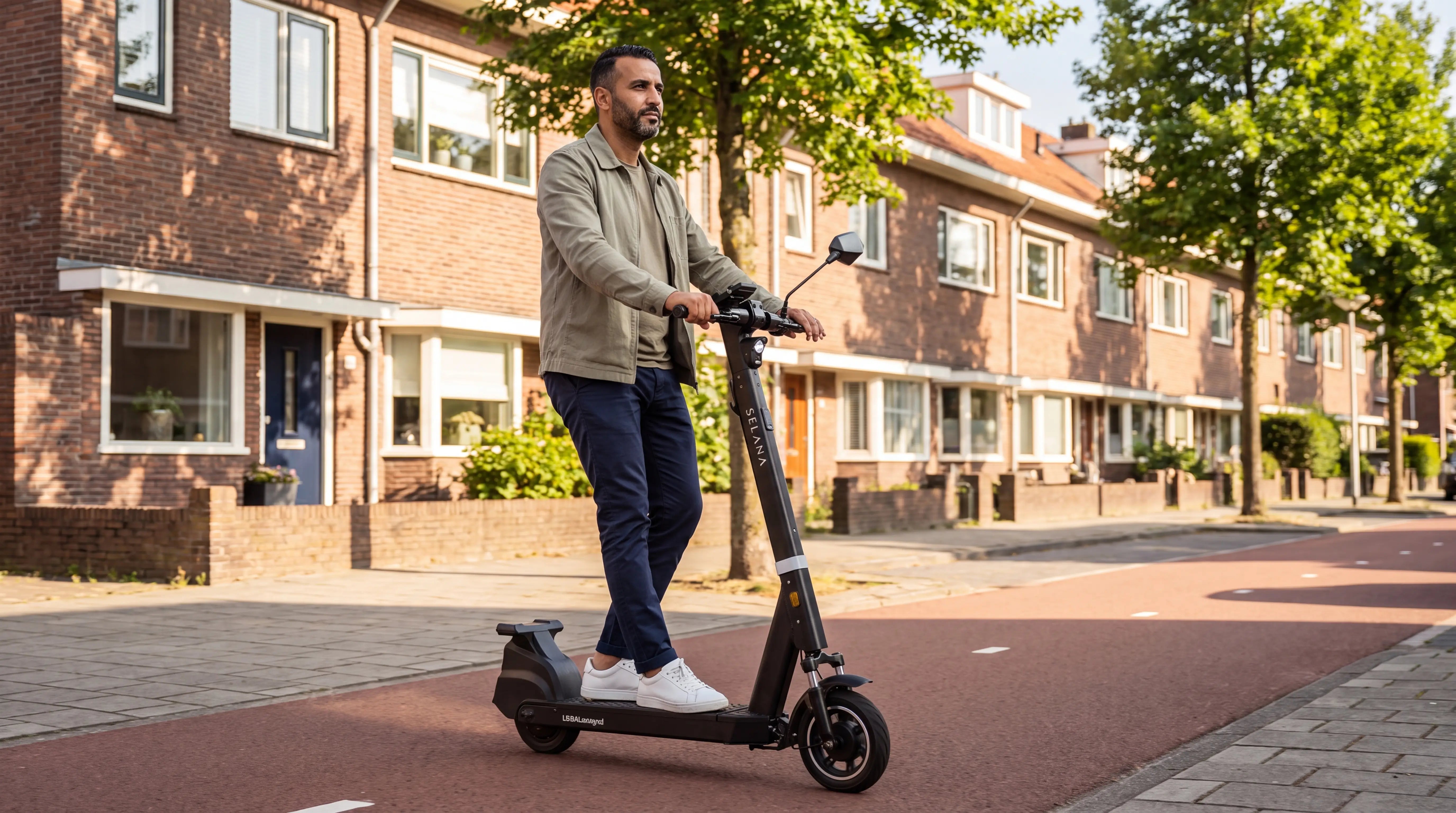 Man rijdt op een legale, RDW-goedgekeurde Selana Alpha elektrische step op een Nederlands fietspad