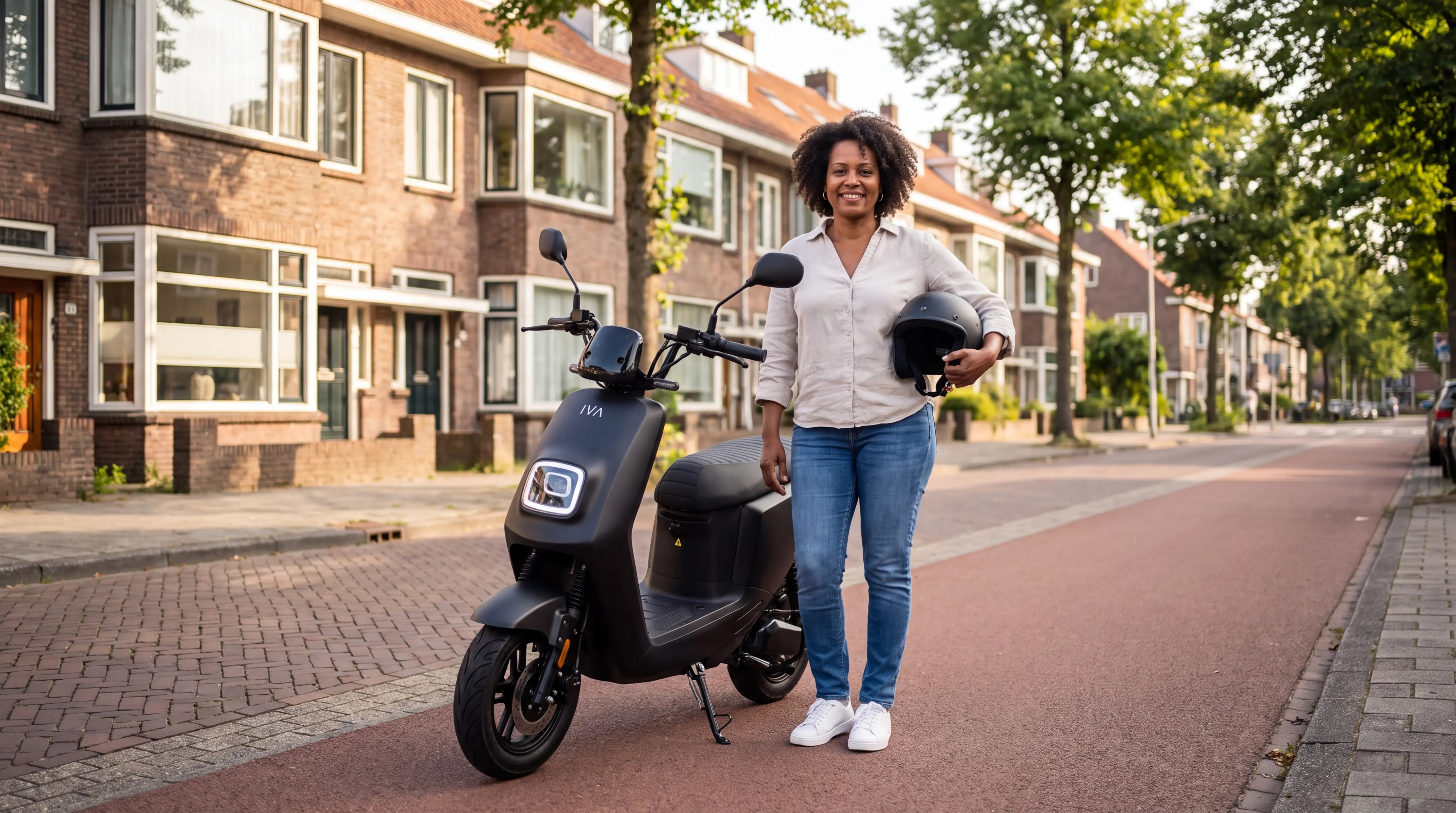 Vrouw met helm naast elektrische scooter na het halen van haar scooter theorie
