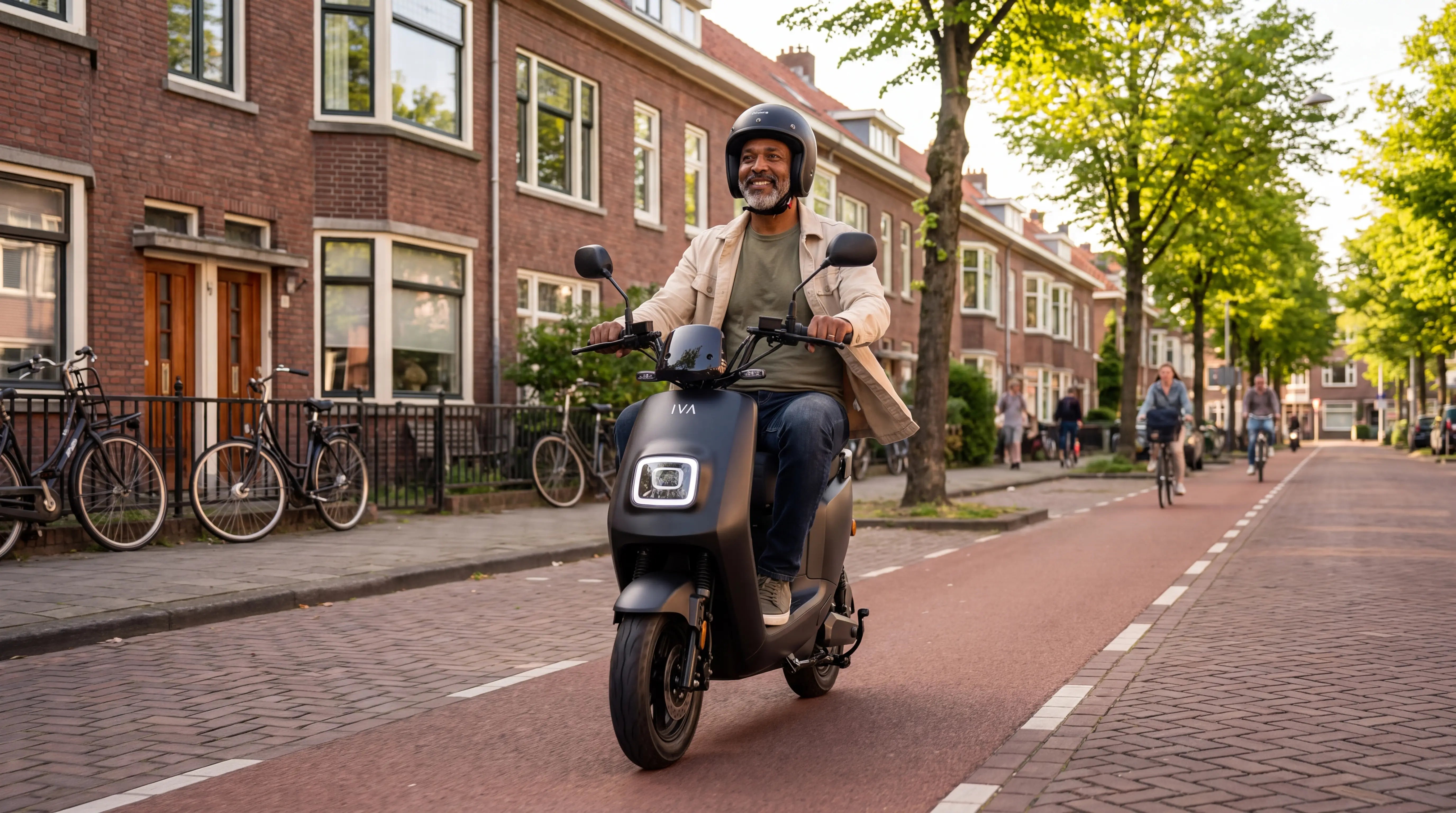 NIU scooter kopen in 2026 - rijder op een matzwarte elektrische scooter in een Rotterdamse straat