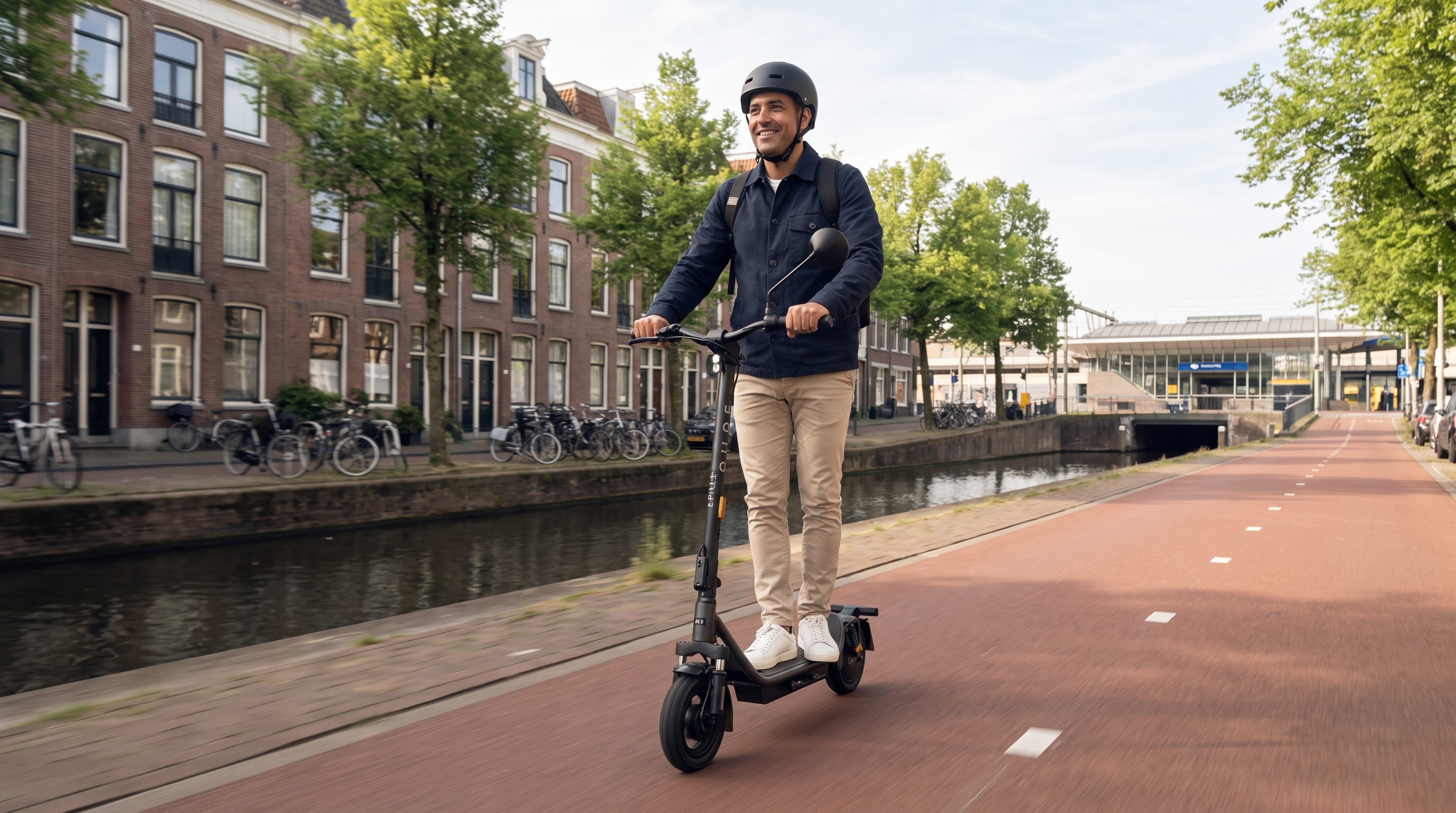 Pure Air 6 Pro+ review: man rijdt op de elektrische step op een Nederlands fietspad