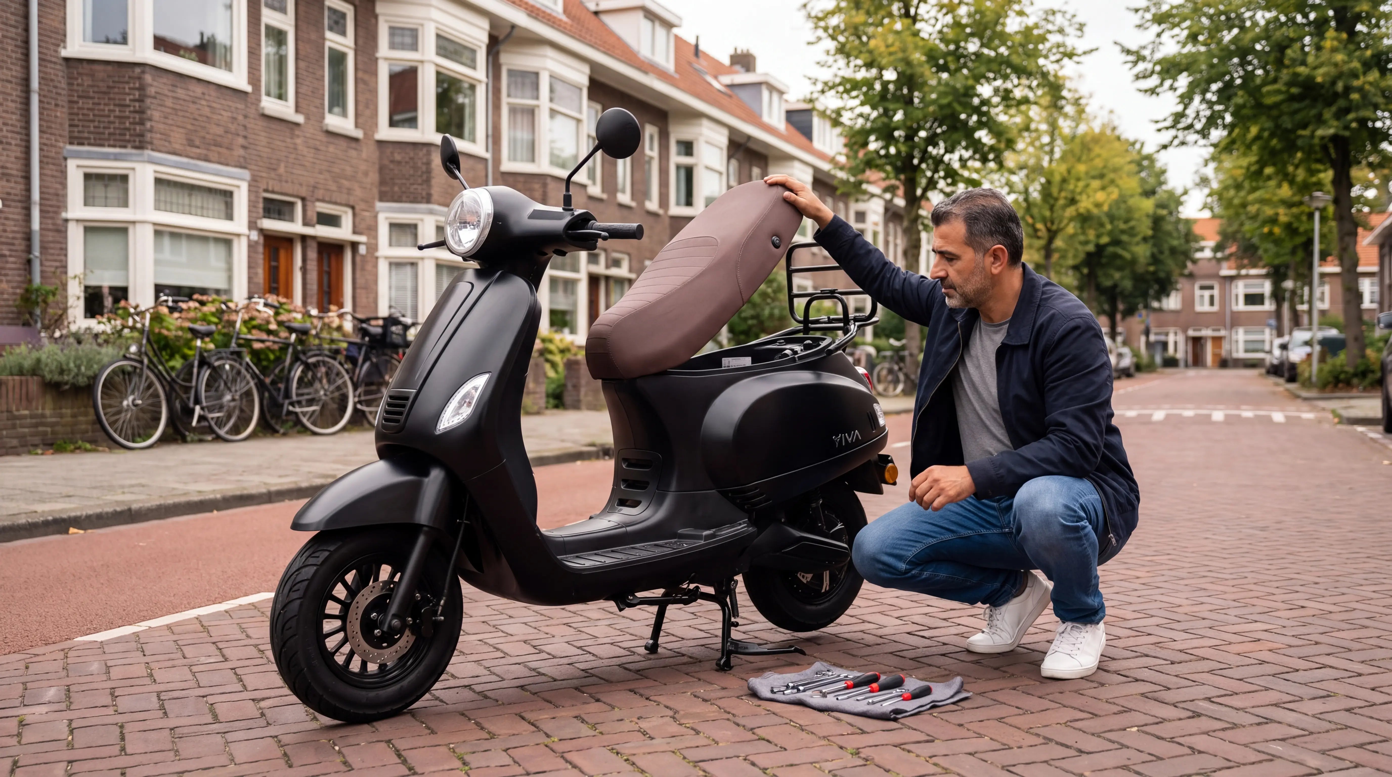 CDI scooter controleren: man opent de buddyseat van zijn zwarte scooter in een Rotterdamse straat