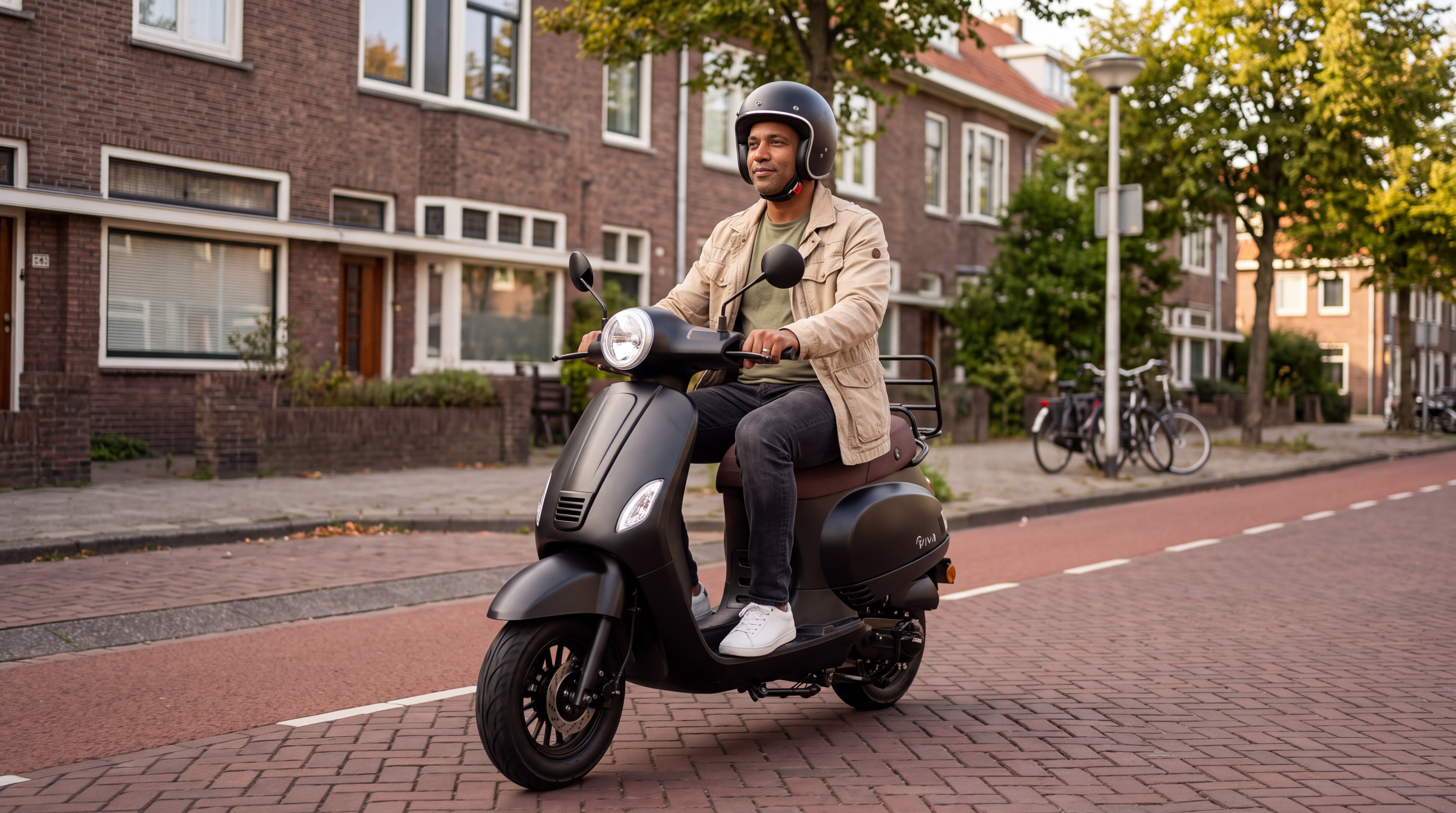 AGM scooter kopen in 2026 - man rijdt op een zwarte retro elektrische scooter in een Rotterdamse straat