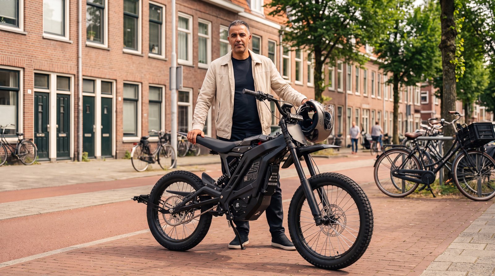 Schakelbrommer kopen - man met E-ride Pro SR op een Rotterdamse straat