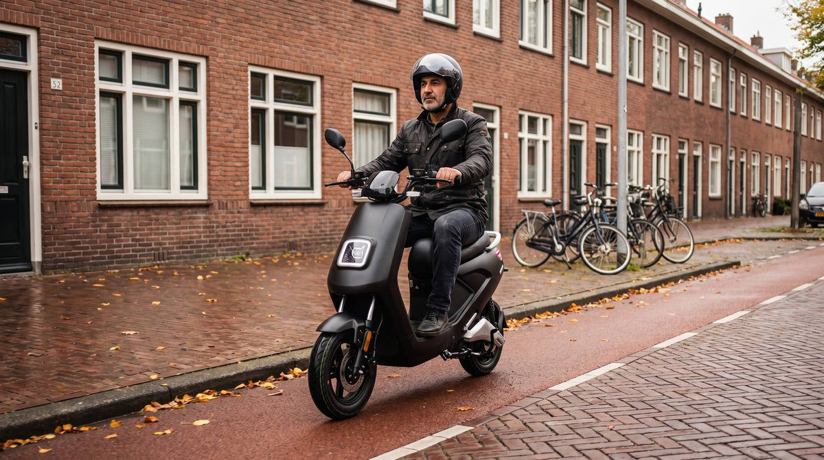 Brommer invoeren in 2026 – rijder op een matzwarte elektrische scooter in een Nederlandse woonstraat