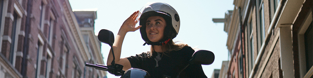 Wanneer is het dragen van een helm op de scooter verplicht?